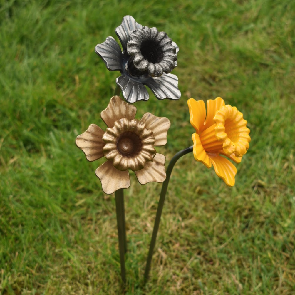 Metal daffodil sculpture outdoor art decorations perfect gift for garden and patio