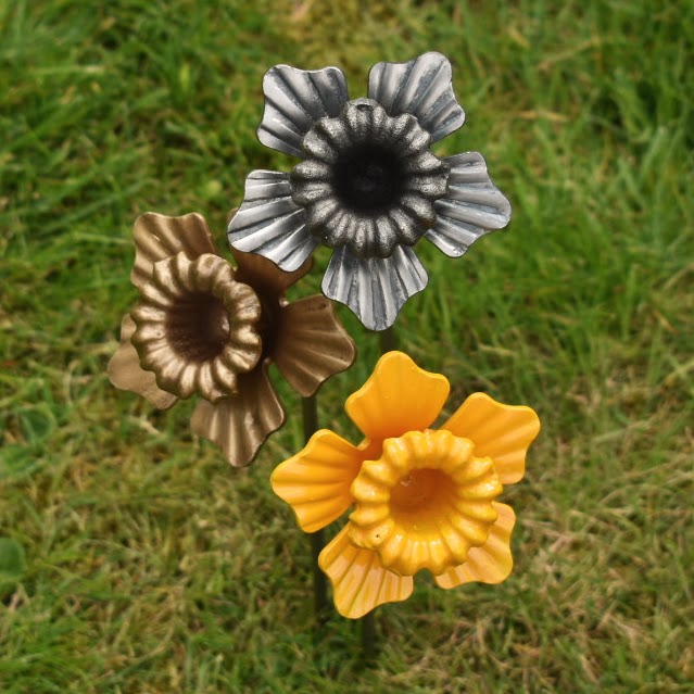 Metal daffodil sculpture outdoor art decorations perfect gift for garden and patio